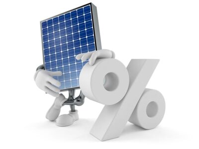 Grafik zeigt Solarmodul mit animierten Händen, die sich an ein Prozent-Zeichen lehnen.