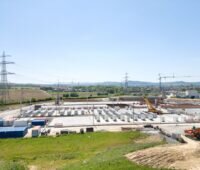 Batteriespeicherpark im Bau im Freien neben dem Stromübertragungsnetz.