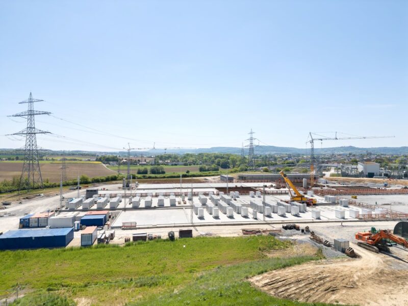 Batteriespeicherpark im Bau im Freien neben dem Stromübertragungsnetz.