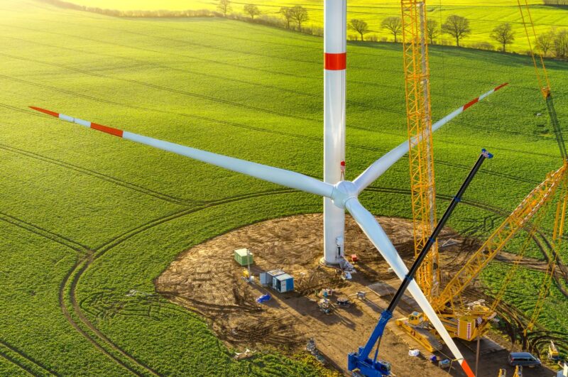 Bau einer Windenergieanlage mit Kran.