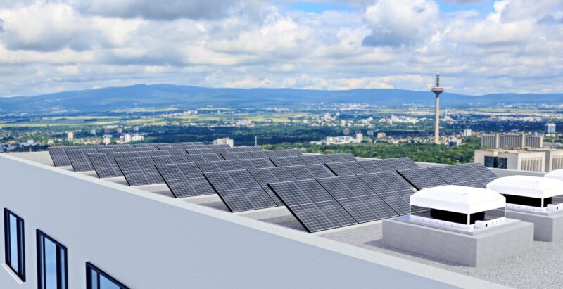 PV-Module auf einem Gewerbedach.