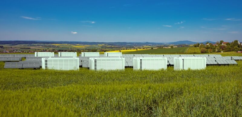 Animation zeigt Speicher udn PV-Anlagen auf der grünen Wiese.