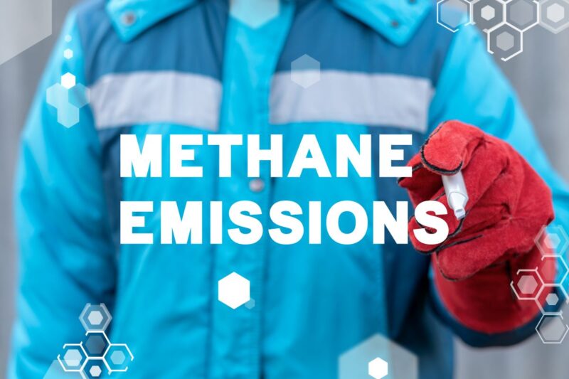 Ein männlicher Oberkörper in einer blau-grauen Schutzjacke mit Arbeitshandschuh. Darüber die Texteinfügung Methane Emissions.