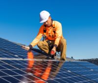 Installateur auf einem PV-Dach.