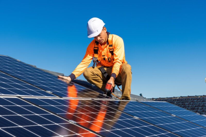 Installateur auf einem PV-Dach.