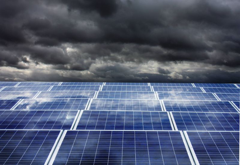 Dunkle Wolken über Solaranlage - Symbolbild für steigende Photovoltaik-Modulpreise im April