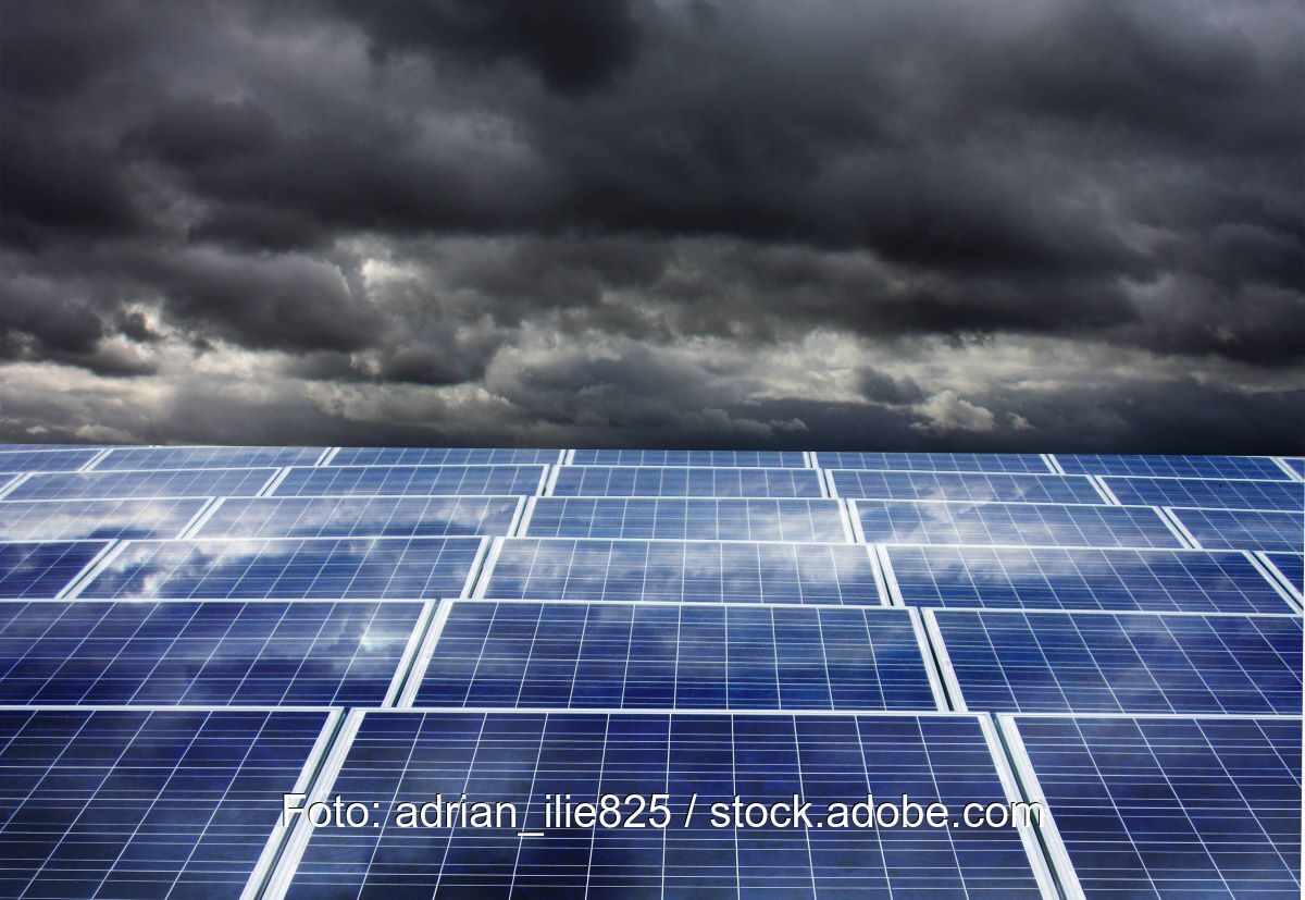 Dunkel Wolken über PV-Anlage
