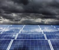 Photovoltaik vor dunklen Wolken