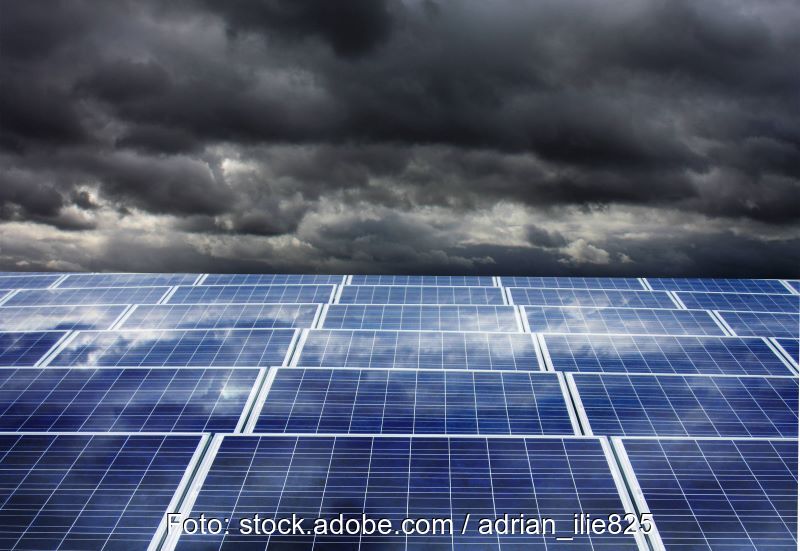 Photovoltaikmodule vor dunkeln Wolken