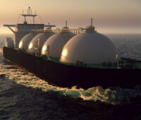 LNG-Tanker fährt über das Meer