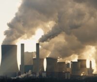 Rauchende Schlote eines Kohlekraftwerkes - CO2-Emissionen in Deutschland 2023