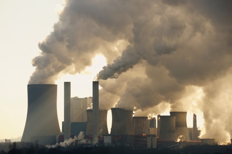 Rauchende Schlote eines Kohlekraftwerkes - CO2-Emissionen in Deutschland 2023