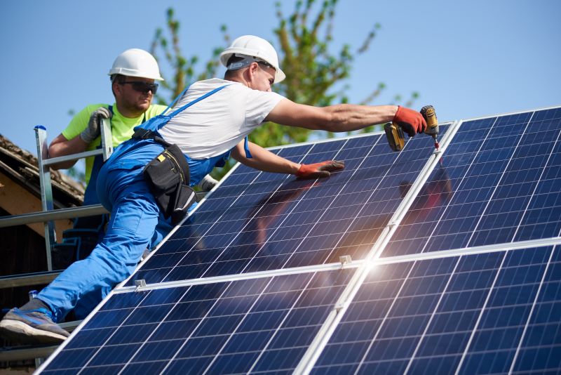 Zwei Handwerker montieren PV-Anlagen