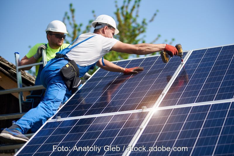 Arbeiter auf dem, Dach installieren Photovoltaik