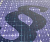Photovoltaik-Module auf die ein Schatten in Form eines Paragraf-Zeichens fällt.