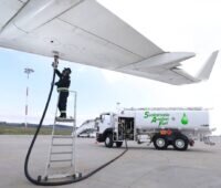 Flugzeugbetankung am Flughafen mit nachhaltigem Kraftstoff.