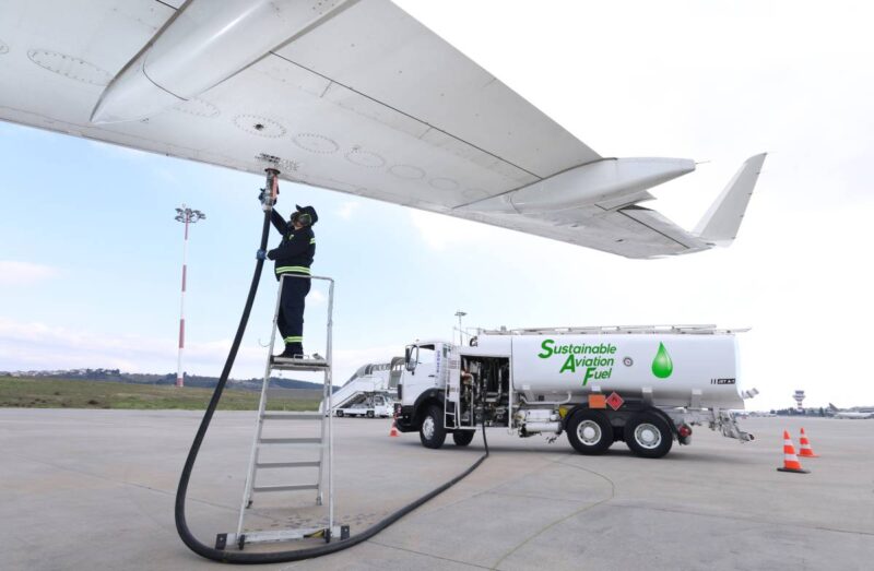 Flugzeugbetankung am Flughafen mit nachhaltigem Kraftstoff.