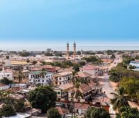 Blick über die hauptstadt Gambias, Banjul und das Meer.