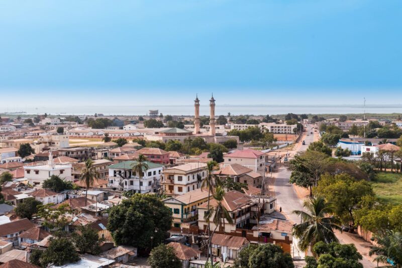 Blick über die hauptstadt Gambias, Banjul und das Meer.