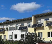 Reihenhaus mit Steckersolar-Geräten.