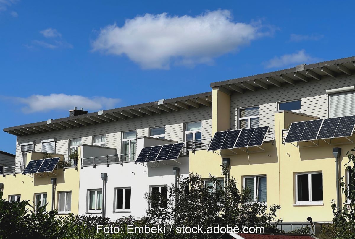 Reihenhaus mit Steckersolar-Geräten.
