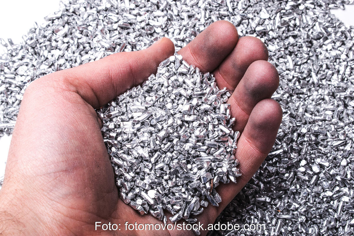 Silberpellets in einer Hand. Symbolbild für Silber als wertvollen Rohstoff.