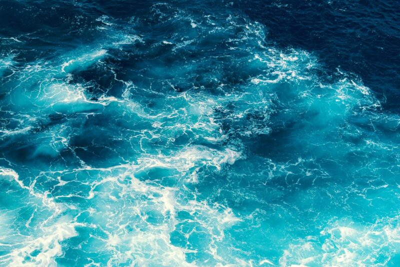Wellen mit Gischt auf dem Ozean.