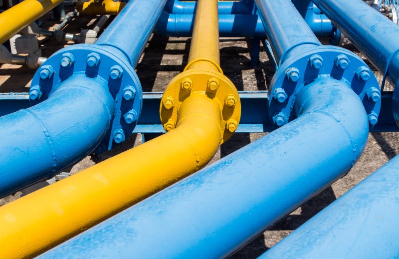 Gaspipelines blau und gelb gestrichen