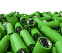 grüne Batterien auf einem Haufen - Symbolbild für Batterie-Forschung