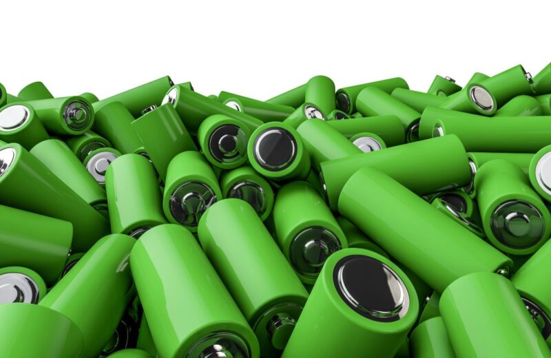 Ein Haufen grüner Batterien als Symbol für die Speicherstrategie der Bundesregierung.