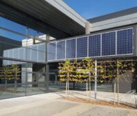 Photovoltaik an einem Bürogebäude.