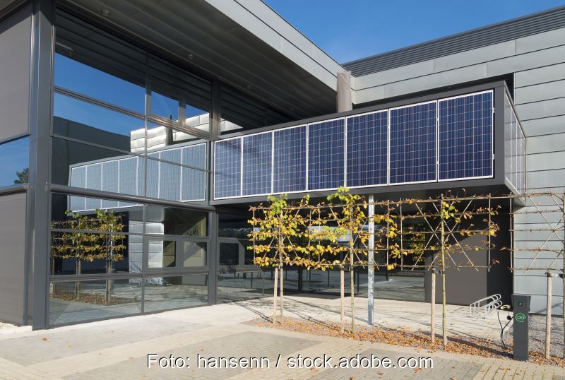 Photovoltaik an einem Bürogebäude.