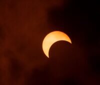 Der Mond verdeckt Teile der Sonne: eine partielle Sonnenfinsternis. Diese senkt die Photovoltaik-Leistung.