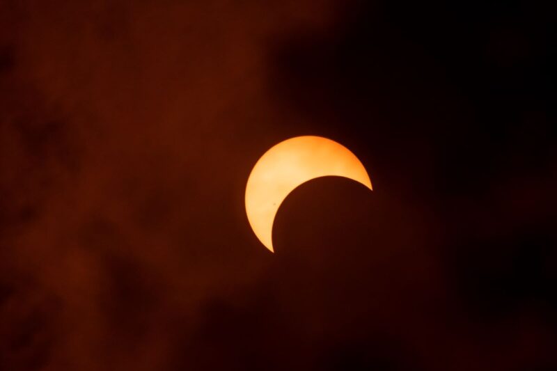 Der Mond verdeckt Teile der Sonne: eine partielle Sonnenfinsternis. Diese senkt die Photovoltaik-Leistung.