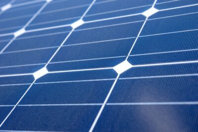 Nahaufnahme eines blauen Solarmoduls.