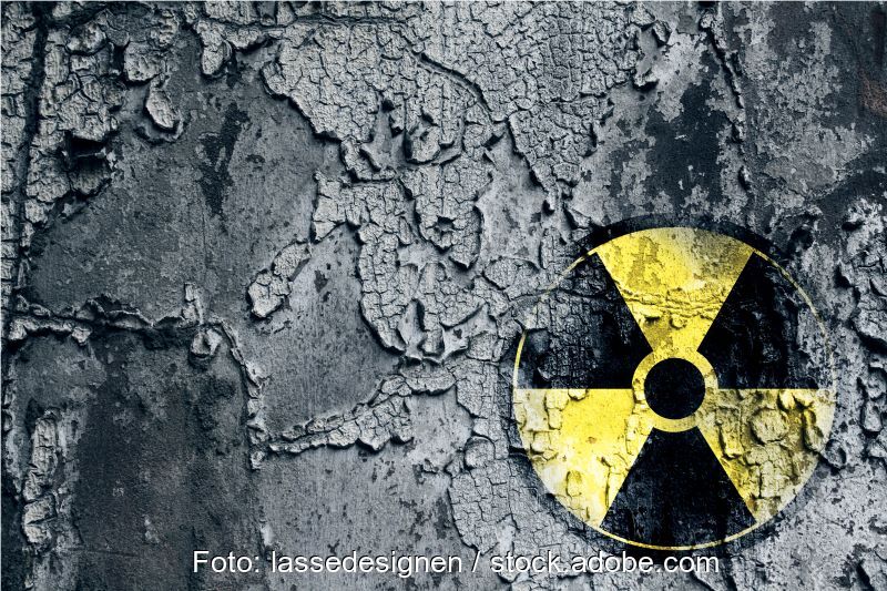 Das Zeichen für gefährliche Atomkraft auf schwarzem verwitterten Hintergrund.