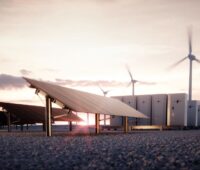 Fotomontage zeigt Solarmodule, Windenergieanlagen und Speicher in Kombination.