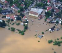 Luftbild eines Dorfes mit Hochwasser.