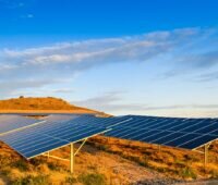 PV-Kraftwerke in trockener Landschaft