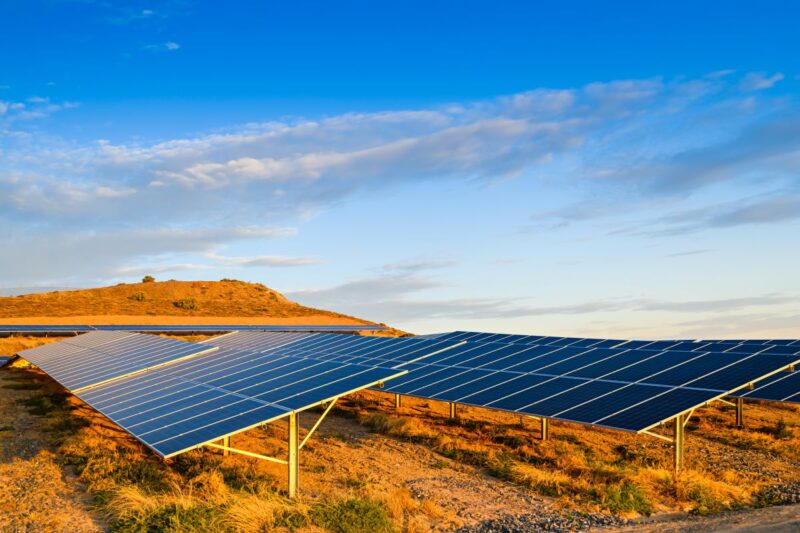 PV-Kraftwerke in trockener Landschaft
