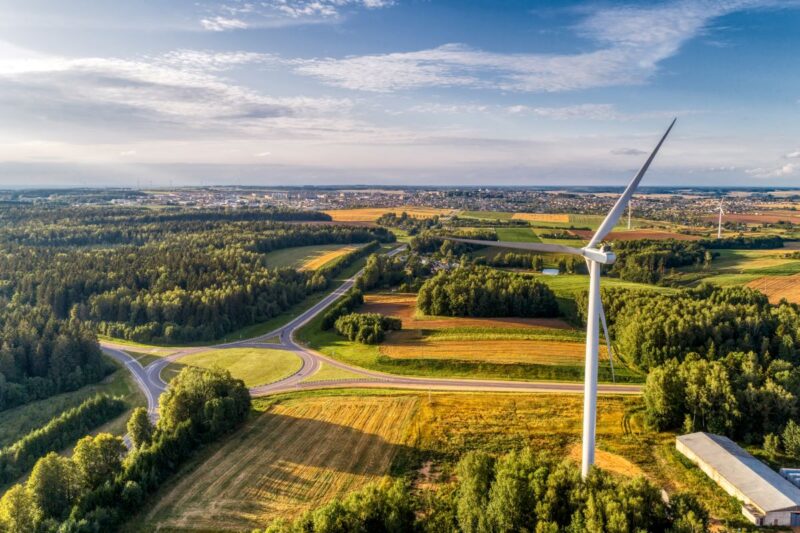 Windenergie-Anlage in flachem Land