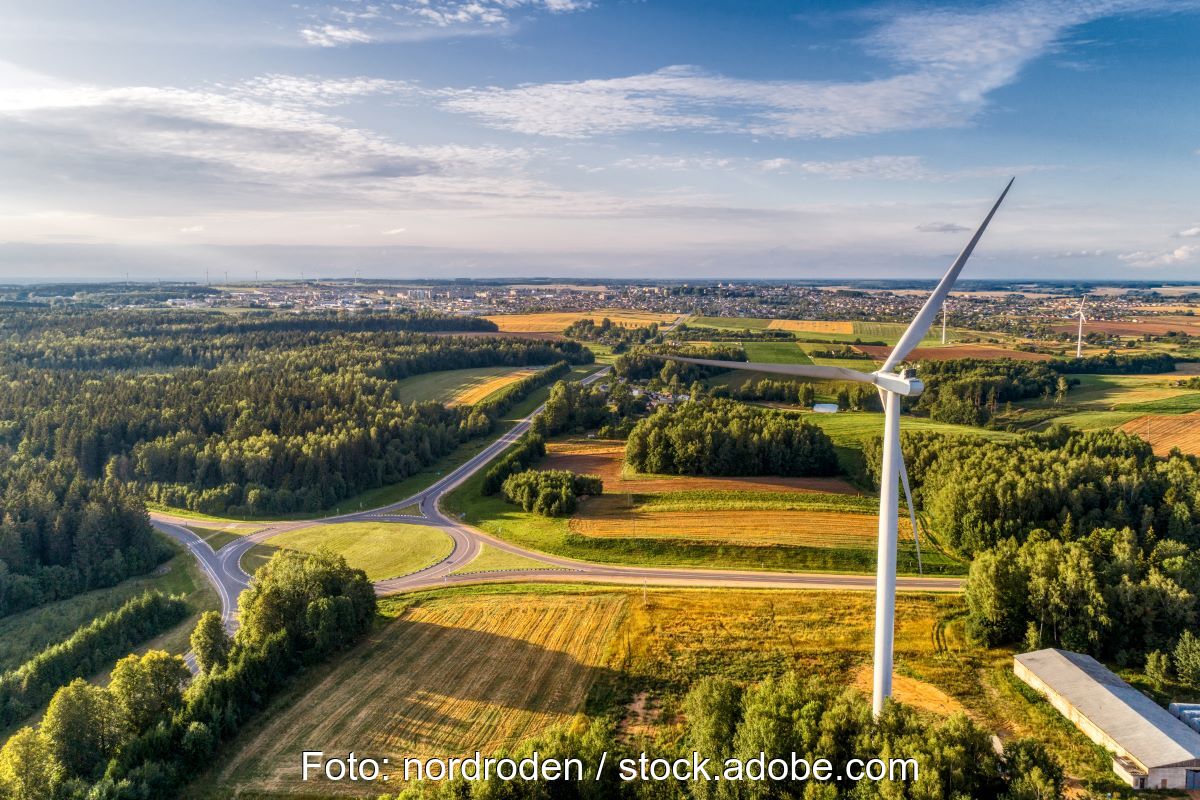 Windenergieanlage im Flachland.
