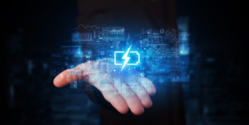 Handfläche, über der das Hologram einer Batterie erscheint.