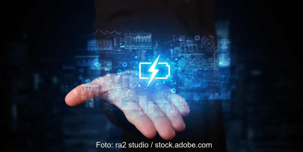Handfläche, über der das Hologram einer Batterie erscheint.