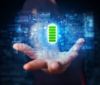 Ausgestreckte Hand hält eine Batterie voller Energie