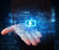 Fotomontage zeigt flache Hand, über der in einer blauen Wolke das Symbol einer Batterieschwebt