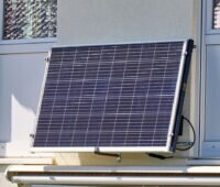 Photovoltaikmodul - vermutlich Steckersolargerät an einer Hauswand.