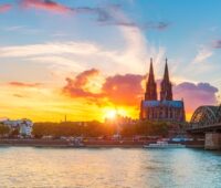 Die Stadt Köln mit Dom am Rhein bei Sonnenuntergang