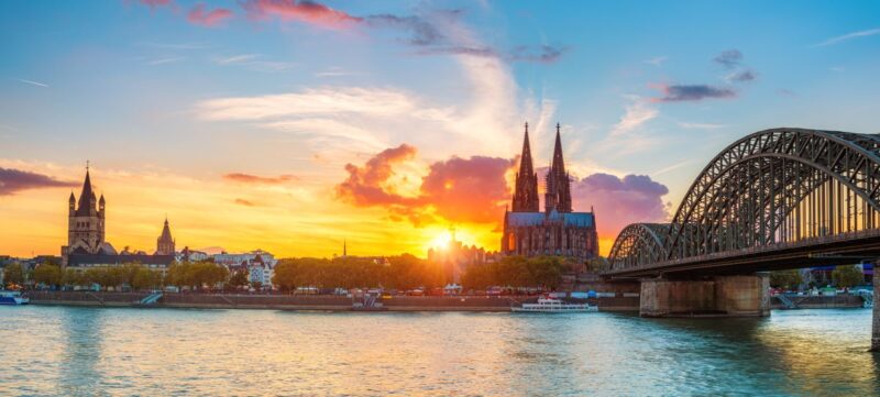Die Stadt Köln mit Dom am Rhein bei Sonnenuntergang