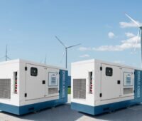 Zwei Energiespeicher vor Wind- und PV-Anlagen.